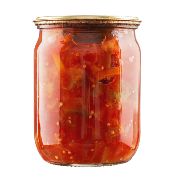 frascos de vidrio con verduras enlatadas, lecho sobre fondo blanco. comida en conserva casera. conservas y almacenamiento de productos en bodega. frascos de comida de cerca. el archivo contiene la ruta de recorte. - preserves pickle jar relish fotografías e imágenes de stock