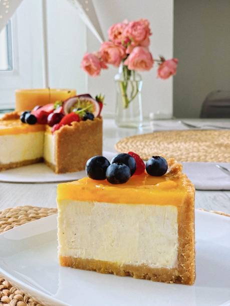 bolo de queijo clássico nova-iorquino com geleia de manga - gateaux cake birthday decorating - fotografias e filmes do acervo