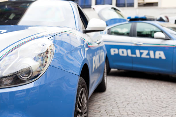 carro da polícia italiana - gear cooperation wheel motion - fotografias e filmes do acervo