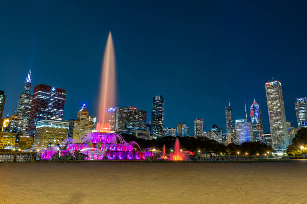 buckingham fountain at night - chicago fountain skyline night imagens e fotografias de stock