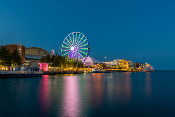 navy pier au crépuscule - chicago skyline lake nautical vessel photos et images de collection