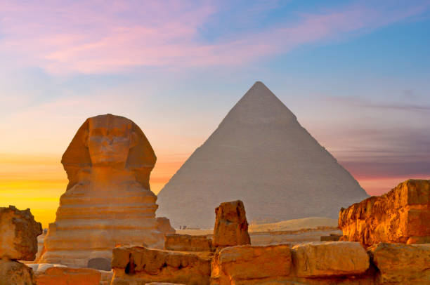 great sphynx of giza and pyramid of cheops at sunset, egypt - sphinx night pyramid cairo imagens e fotografias de stock