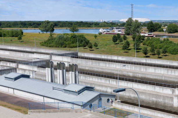 sluice alemã perto de magdeburg com vista para navio de carga em mittellandkanal - barge canal construction engineering - fotografias e filmes do acervo