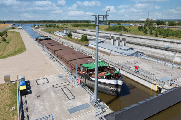 lama alemã perto de magdeburg com cargueiro em câmara de bloqueio - barge canal construction engineering - fotografias e filmes do acervo