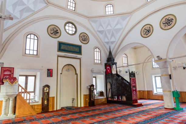 vista interior de la mezquita de cesnigir en manisa. - alquibla fotos fotografías e imágenes de stock