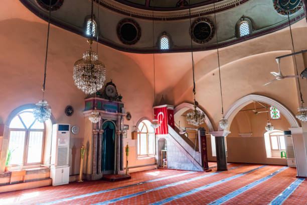 vista interior de la sala de oración en la mezquita ulu cami en la ciudad de akhisar de la provincia de manisa en turquía. - alquibla fotos fotografías e imágenes de stock