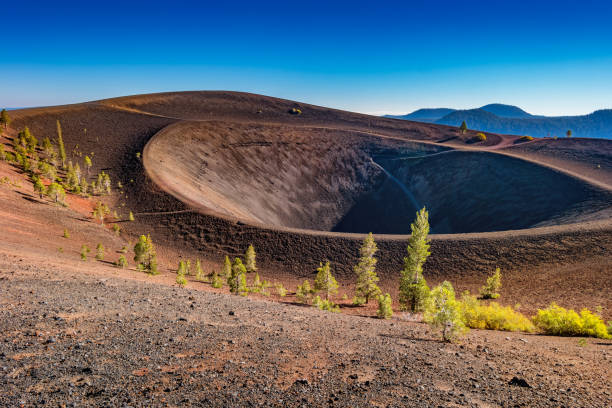 вулканический национальный парк лассен калифорния сша кратер - lassen volcanic national park стоковые фото и изображения