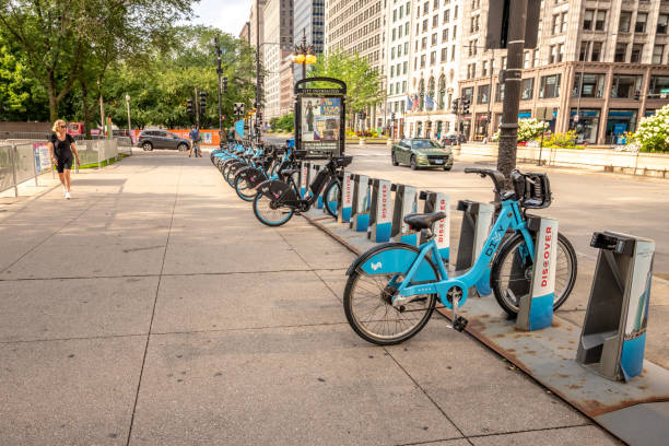 divvy bikes, das bikeshare der stadt, im millennium park in der innenstadt - schussel stock-fotos und bilder