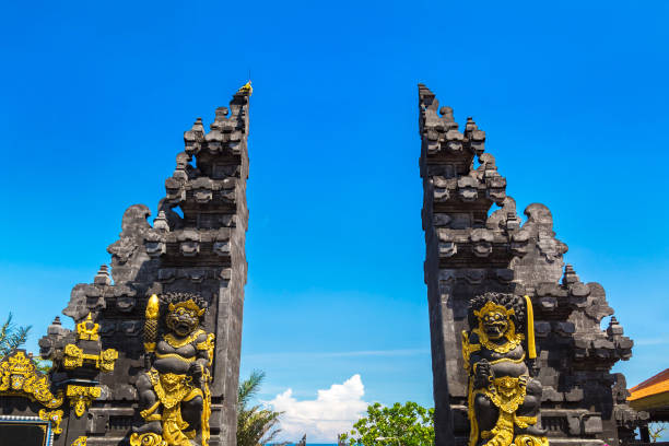 ворота храма танах лот на бали - travel destinations bali tanah lot temple стоковые фото и изображения