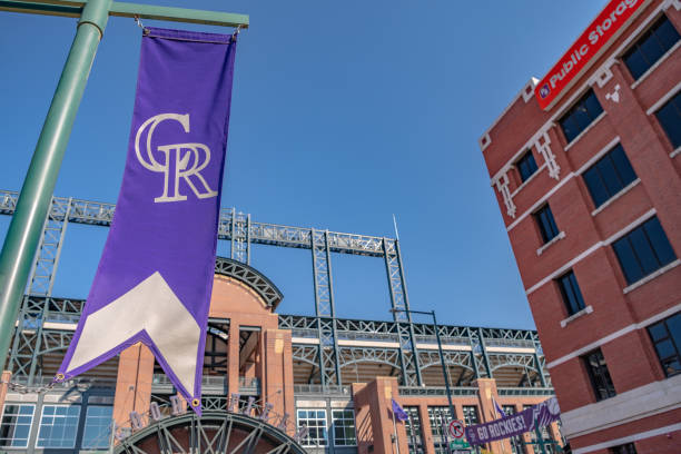 feche o foco na bandeira roxa fora do famoso coors field denver - coors field - fotografias e filmes do acervo