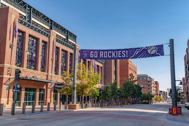 有名なクアーズフィールドデンバーのバナーの眺め - coors field ストックフォトと画像