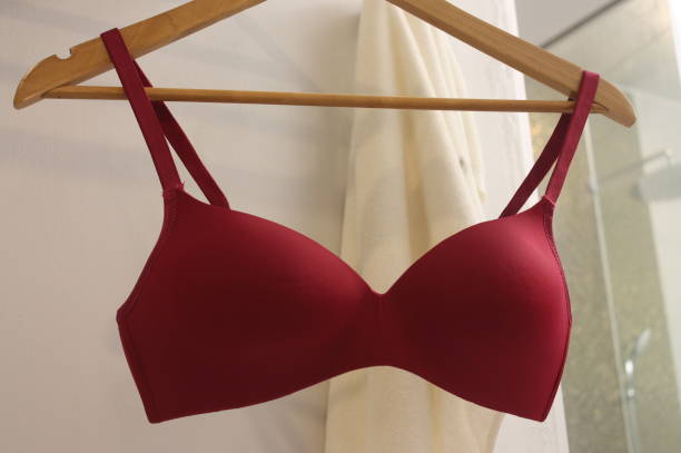 sexy vermelho perfeitamente liso sem delineado mulheres underwire t-shirt sutiã de camiseta - retail shopping bra underwear - fotografias e filmes do acervo