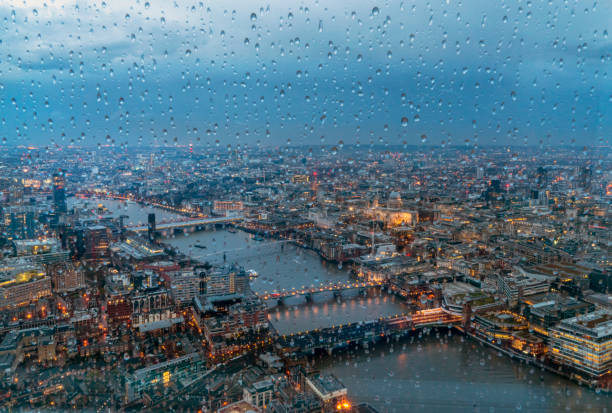 vista aerea del tower bridge con la città di londra attraverso il vetro di notte, londra, regno unito - london in the rain foto e immagini stock