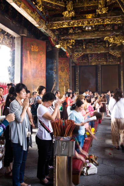 muitos crentes estão adorando no templo wanhua longshan em taipei, taiwan - longshan - fotografias e filmes do acervo