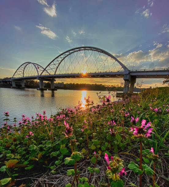 atardecer de otoño a lo largo del río arkansas - little rock fotografías e imágenes de stock