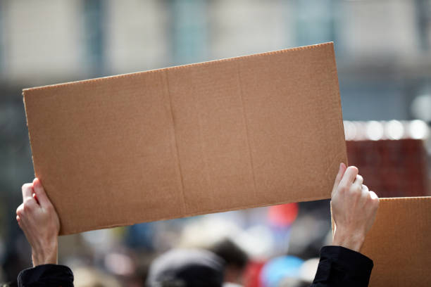 manifestanti con cartelli e cartelli per le strade. - cardboard sign foto e immagini stock