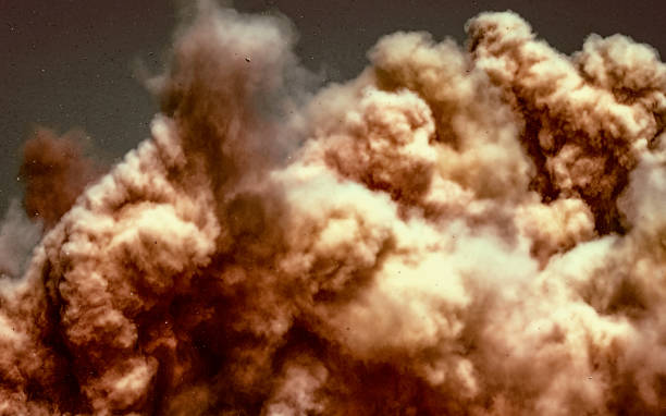 esplosione del detonatore nel deserto arabo - drag line foto e immagini stock