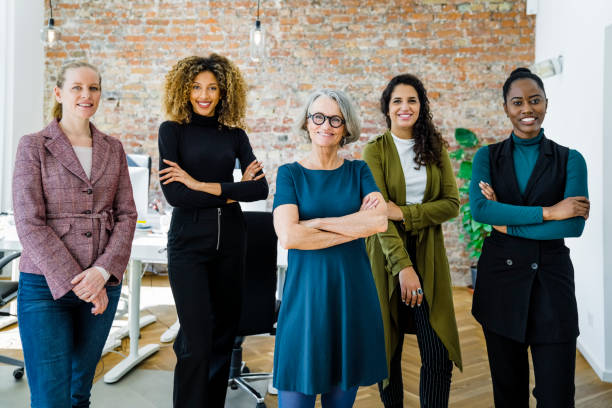 porträt des erfolgreichen weiblichen business-teams im büro - nur frauen stock-fotos und bilder