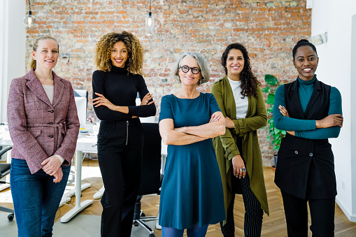 Retrato del exitoso equipo empresarial femenino en la oficina photo