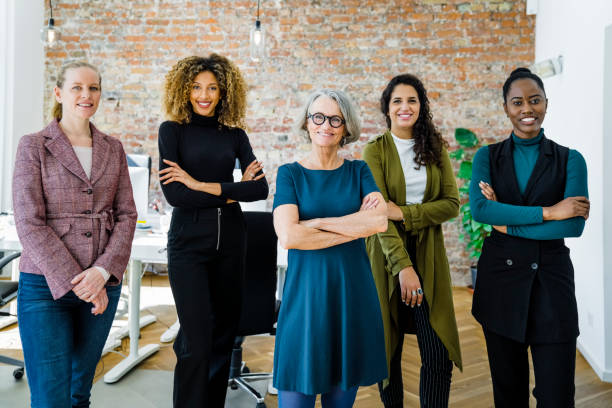 portret odnoszącej sukcesy kobiecej drużyny biznesowej w biurze - female business confidence meeting zdjęcia i obrazy z banku zdjęć