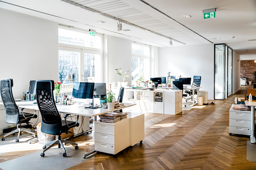 Espacio de oficina moderno y luminoso photo
