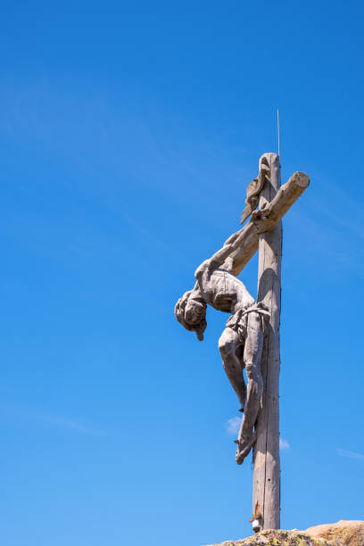 Jesus crucified on a wooden cross against a blue sky Val Gardena, Italy - July 09, 2018: Jesus crucified on a wooden cross against a blue sky what mountain was jesus crucified on stock pictures, royalty-free photos & images