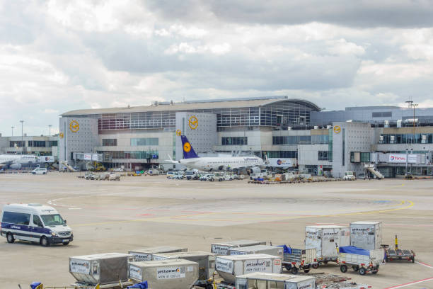 荷物カートと航空機を備えた空港エリアの眺め - frankfurt international airport ストックフォトと画像