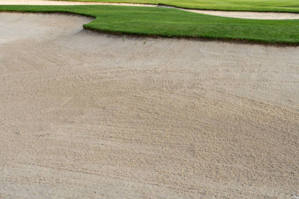 le bac à sable sur le fairway du terrain de golf est utilisé comme un obstacle pour les athlètes à concourir - sand trap golf sand trap photos et images de collection