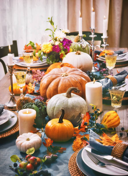 celebração de ação de graças tradicional jantar definindo conceito de comida. mesa decorada festiva - thanksgiving table setting autumn - fotografias e filmes do acervo