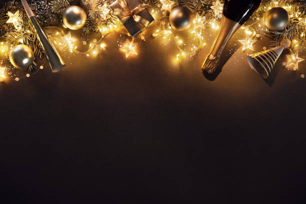 sfondo natalizio e capodanno con rami di abete, palline di natale, bottiglia di champagne, confezione regalo e luci - vigilia di capodanno foto e immagini stock