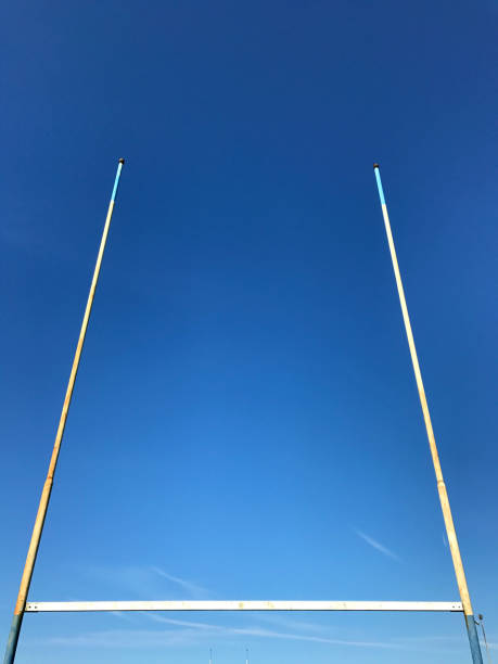 postes de rugby contra un cielo azul profundo - rugby wooden post goal post rugby post fotografías e imágenes de stock