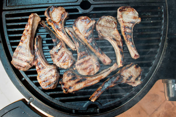 ラムカツチョップはバーベキュープレートで焼く.裏庭バーベキューグリル料理。オーストラリアの日のお祝い - rack of lamb chop raw meat ストックフォトと画像