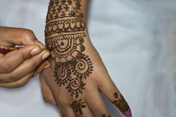 processo de aplicação de mehndi na mão feminina, close-up - henna tattoo - fotografias e filmes do acervo