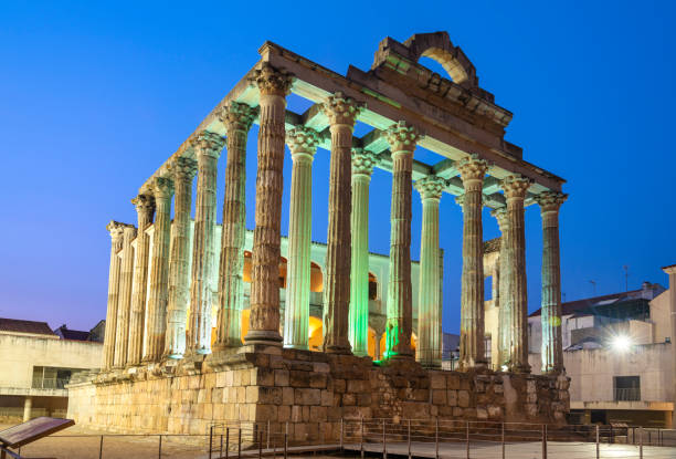 templo de diana (en realidad un templo al culto imperial) en mérida, extremadura, españa. - roman mythology fotos fotografías e imágenes de stock