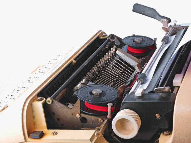 macchina da scrivere vintage con carta bianca isolata su fondo bianco - typewriter typing beginnings blank foto e immagini stock