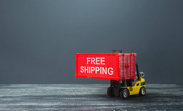 Forklift loaded with free shipping container. World trade, logistics. Attractiveness of purchasing a product, a marketing move. Special delivery conditions for buyers, competition in foreign markets. carretilla elevadora cargada con contenedor de envío gratuito. comercio mundial, logística. atractivo de comprar un producto, un movimiento de marketing. condiciones especiales de entrega para compradores, competencia en mercados extranjeros.