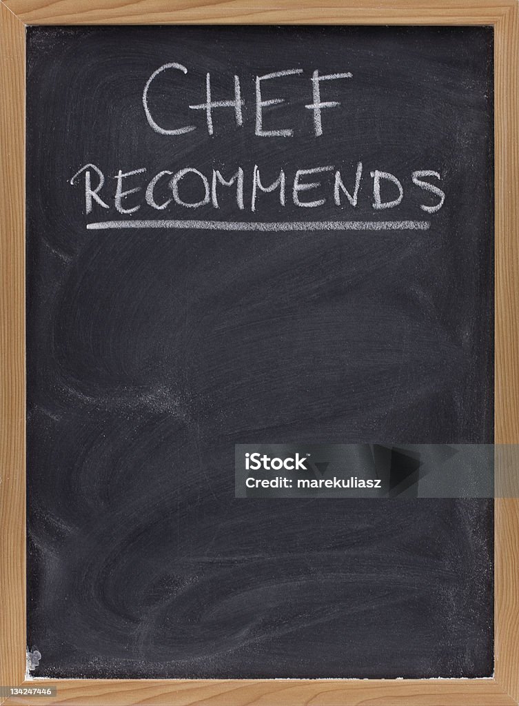 Шеф-повар рекомендует advertisment on blackboard - Стоковые фото Без людей роялти-фри