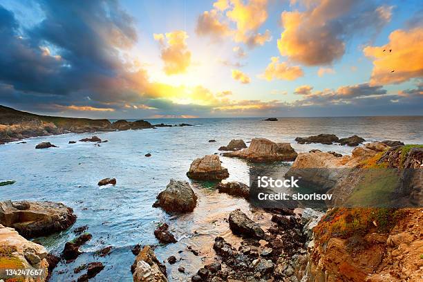 ビッグ Sur 太平洋沿岸に沈む夕日 - アメリカ合衆国のストックフォトや画像を多数ご用意 - アメリカ合衆国, カラフル, カリフォルニア州