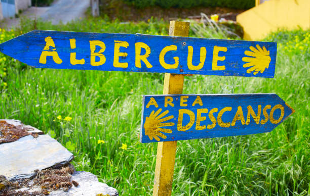 o caminho de são tiago em galícia shell sign. caminho de santiago - galicia pilgrimage pilgrim religion - fotografias e filmes do acervo