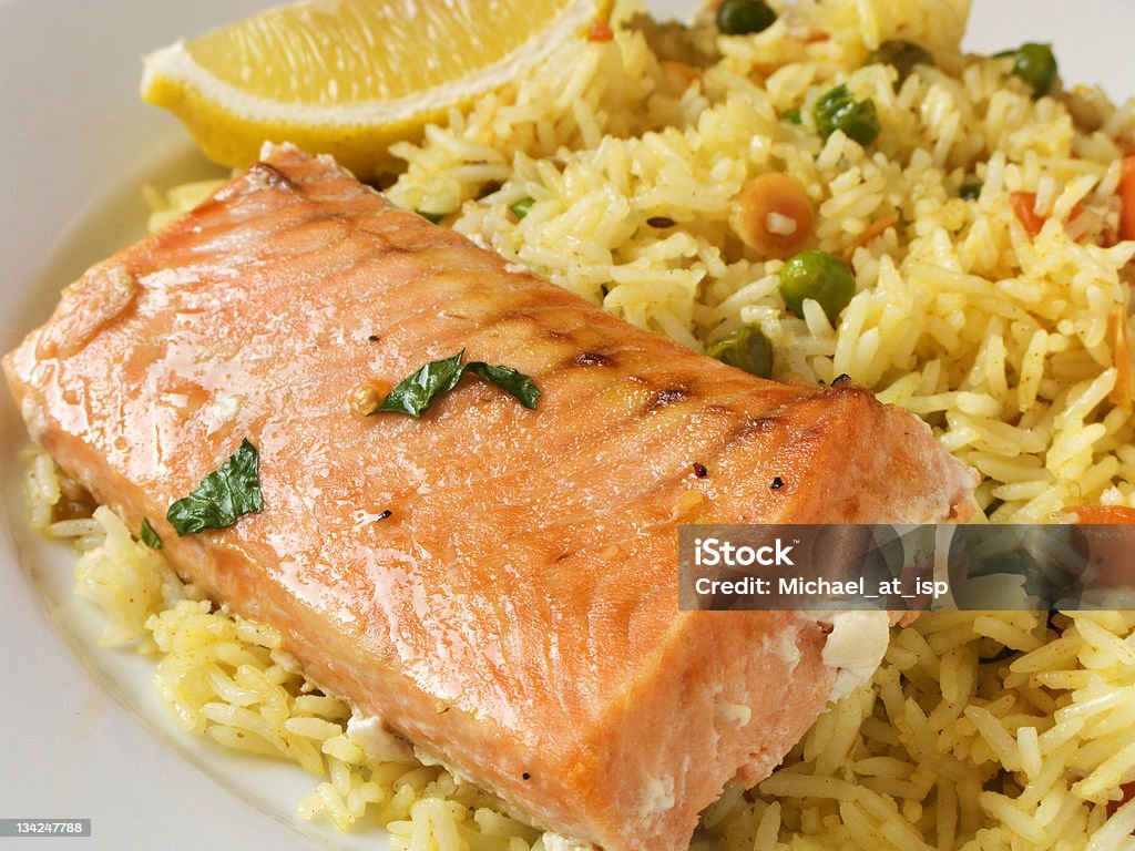 Pochierter Lachs mit Safran-Reis und Gemüse - Lizenzfrei Lachs - Meeresfrüchte Stock-Foto