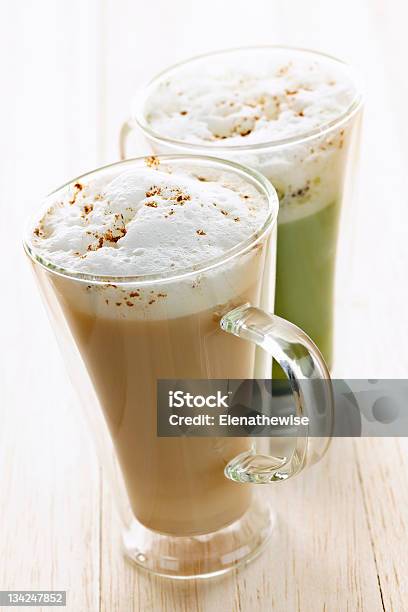 Chai E Matcha Bebidas De Café Latte - Fotografias de stock e mais imagens de Café latte - Café latte, Chai, Cor verde