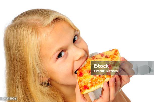 Kleine Mädchen Essen Ein Stück Pizza Stockfoto und mehr Bilder von Essen - Mund benutzen - Essen - Mund benutzen, Mädchen, Pizza