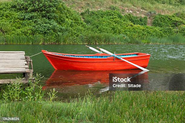 Vermelho Barco A Remo Na Água - Fotografias de stock e mais imagens de Barco a Remos - Barco a Remos, Vista Lateral, Madeira - Material