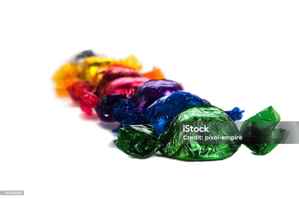 Schöne bunte handgemachte Pralinen auf weißen - Lizenzfrei Verpackung von Süßigkeiten Stock-Foto