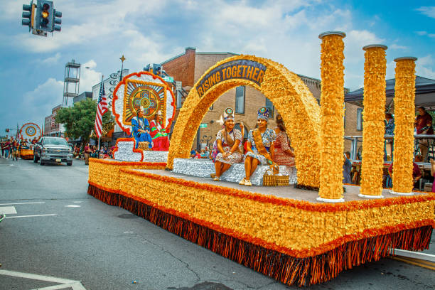 tahlequah ok native american cherokee float en el desfile de la calle principal con pricnesses indios y letrero rising together - carroza de festival fotografías e imágenes de stock