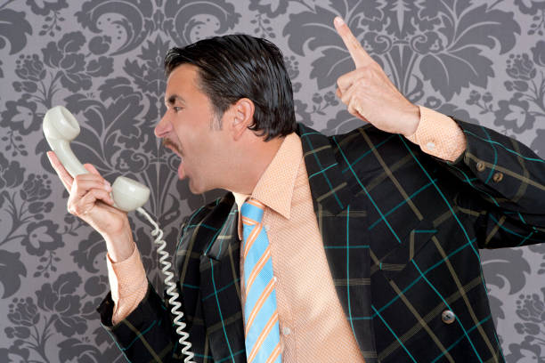 enojado nerd hombre de negocios retro llamada telefónica gritando - bizarre nerd humor telephone fotografías e imágenes de stock