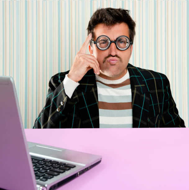 nerd zamyślony mężczyzna okulary ekspresja laptop - desk men bizarre classroom zdjęcia i obrazy z banku zdjęć