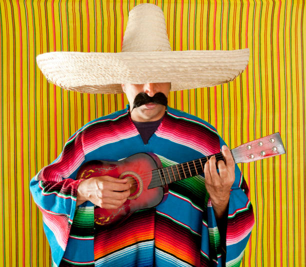 uomo messicano serape poncho sombrero che suona la chitarra - poncho foto e immagini stock