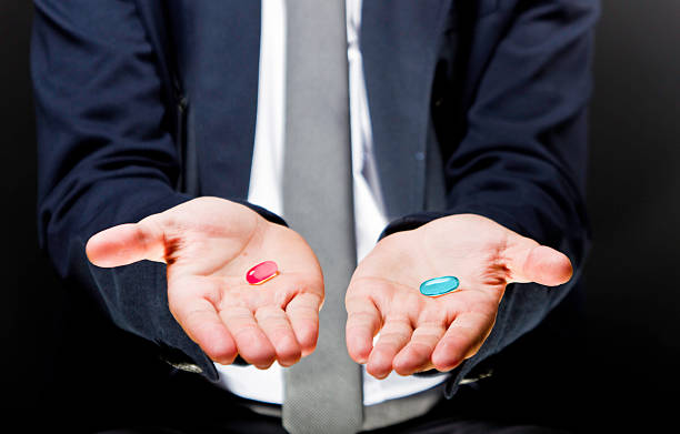 파란색 또는 레드 약품 - vitamin pill red pill capsule 뉴스 사진 이미지