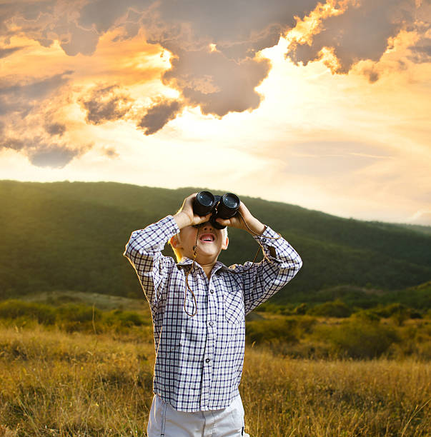 découvrir le monde - discovery binoculars boy scout searching photos et images de collection